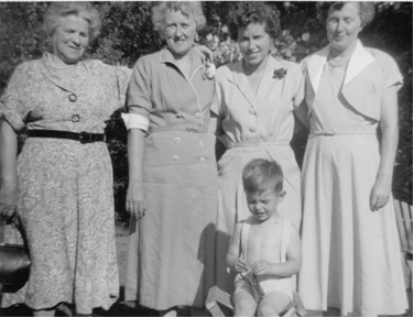 Photo of Laura,Thérèse, Doris, Viette, Ron 